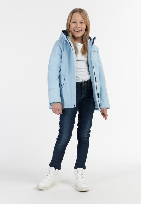 Die Artic-Winterjacke von Schmuddelwedda gibt es jetzt auch für die Kleinen. Abgefüttert mit einem weichen Fleece-Stoff sorgt die Wattierung für eine ideale Isolierung. Und auch bei Nässe bietet sie zuverlässigen Schutz, denn das atmungsaktive Obermaterial ist wasser- und winddicht. Die leichte A-Linie wird auf der Rückseite mit einem Gummizug in Form gebracht und endet in einer abgefütterten Kapuze mit Regenschutz. Zwei Pattentaschen sowie lichtreflektierende Logo-Prints runden die Jacke ab.  Winterjacke