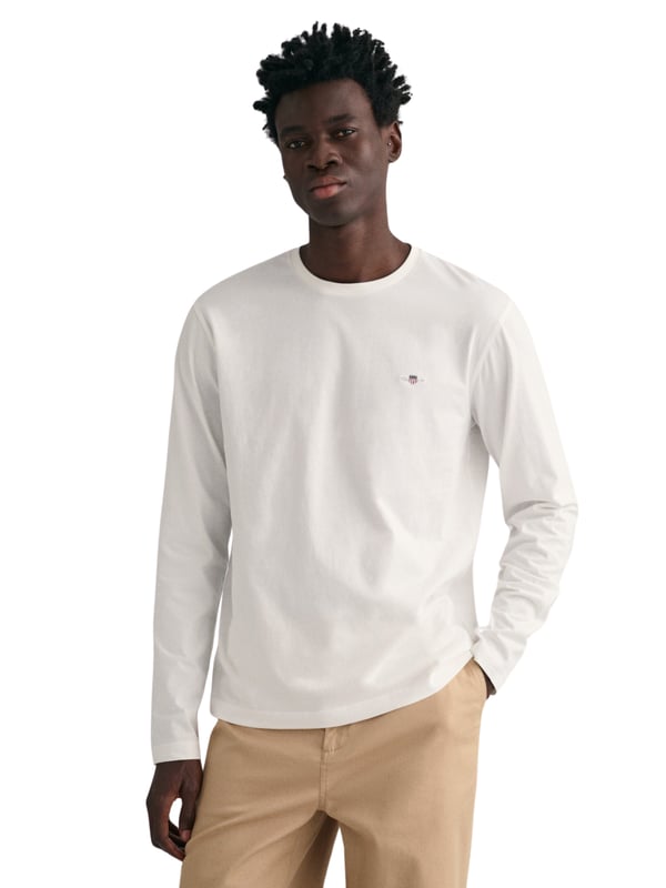 Discover the stylish men's T-shirt from GANT, which features a subtle embroidered crest on the chest for a sophisticated touch. It offers a comfortable fit, long sleeves and a timeless round neckline. Combined with your favorite jeans, it creates a relaxed and fashionable look.