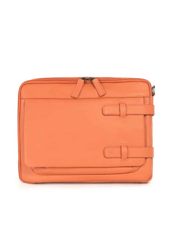 Unisex Crossbody tas met ritssluiting. twee open binnenzakken. afwezige externe zakken. verstelbare en afneembare lederen schouderband. ontbrekend handvat. een binnencompartiment. extern materiaal. polyester binnenkant. Afmetingen: 27x22x5,5 cm. Modeproduct