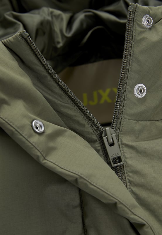 Jack & Jones Damen-Pufferjacke - Langarm, ideal für kalte Wintertage. Der hohe Kragen und der hohe Tragekomfort machen dieses Modell besonders gemütlich. Die Jacke ist aus hochwertigen Materialien gefertigt, hat eine Kapuze mit Kordelzug und einen durchgehenden Reißverschluss mit Druckknöpfen. Sie ist mit Daunen aus Kunstfasern gesteppt und hat Seitentaschen für zusätzliche Funktionalität.