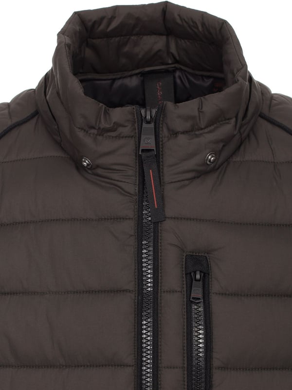 Diese Steppjacke von Casamoda ist eine elegante und praktische Jacke für die kühleren Tage. Sie ist aus hochwertigen Materialien gefertigt und hat eine antiallergische Sorona-Füllung, die für eine optimale Wärmeisolierung sorgt. Die Jacke ist wasser- und windabweisend und schützt Sie vor den Elementen. Zum Schließen hat die Jacke einen durchgehenden Reißverschluss und einen Stehkragen. Die Jacke hat mehrere Taschen, in denen Sie Ihre Wertsachen sicher verstauen können. Sie hat seitliche Reißverschlusstaschen, eine Brusttasche mit Reißverschluss und zwei Innentaschen. Für einen guten Sitz sorgen die enganliegenden Bündchen an den Ärmeln. Die Jacke hat einen Regular Fit, der für eine bequeme Passform sorgt. Die Jacke hat auch eine abnehmbare Kapuze, die Sie mit Druckknöpfen anbringen oder abnehmen können. Die Kapuze ist ein praktisches Detail, das Ihnen mehr Flexibilität bietet. In verschiedenen Farben und Größen erhältlich, lässt sie sich vielseitig kombinieren. Diese Steppjacke von Casamoda ist eine elegante und praktische Jacke für jeden Mann.