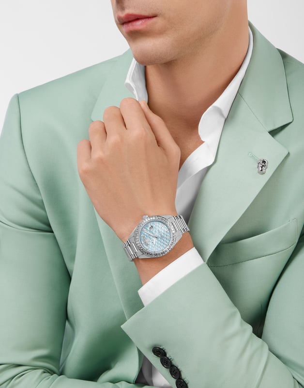 This Philipp Plein Date Superlative Gent Analogue Watch for Men is the perfect timepiece to wear or to gift. It's Silver 42 mm Round case combined with the comfortable Silver Stainless steel watch band will ensure you enjoy this stunning timepiece without any compromise. Operated by a high quality Quartz movement and water resistant to 5 bars, your watch will keep ticking. Philipp Plein interprets the Date Superlative line for its masculine customers. Conveying greatness and strength, this timepiece is second to none. This Analogue watch has a calendar function: Day-Date , Luminous Hands and Luminous Numbers High quality 21 cm length and 19 mm width Silver Stainless steel strap with a Deployment clasp Case diameter: 42 mm,case thickness: 10 mm, case colour: Silver and dial colour: Blue