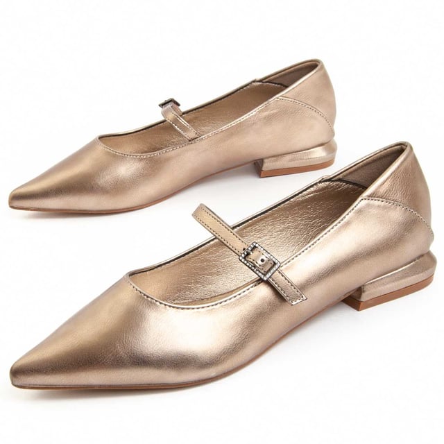 Casual ballerina voor dames. Comfortabele pasvorm. Gevoerde binnenzool van natuurlijk leer. Door andere merken voor ons merk gemaakt.