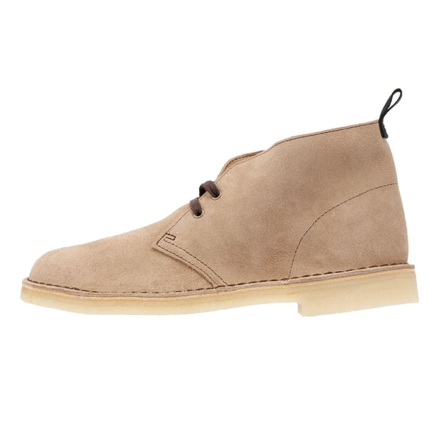 Met de Clarks Originals Desert-laars voor heren ben je klaar voor elke gelegenheid. Met premium suède, de kenmerkende crêpezool, vetersluiting en iconische Clarks-tag. Zowel gekleed als casual houdt de Desert je comfortabel en stijlvol.