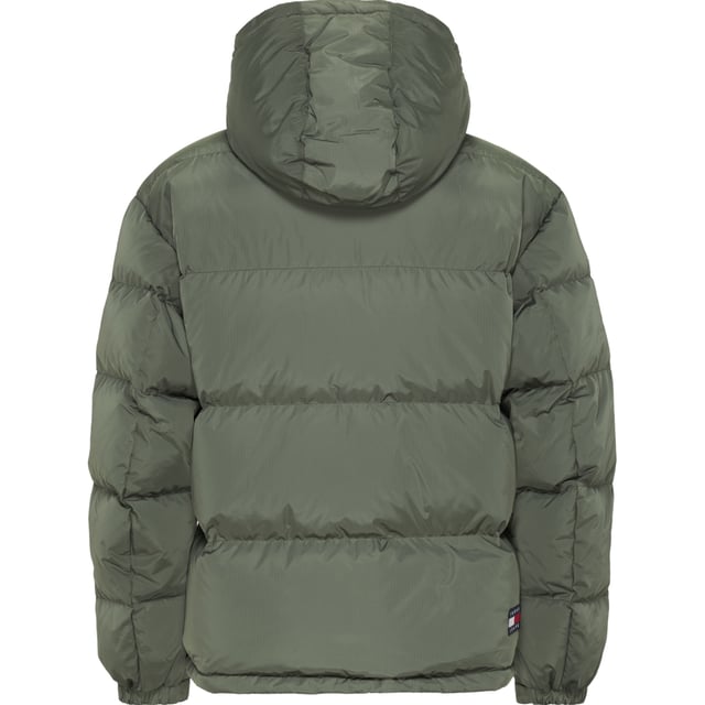 Chaqueta para hombre de la marca Tommy Jeans en color azul. La chaqueta está hecha de poliéster reciclado y tiene un corte regular. En el pecho lleva el icónico logo de Tommy.  Marca: Tommy JeansNombre del modelo: Alaska Puffer JacketCategoría: chaqueta de hombreMateriales: poliéster recicladoColor: verde