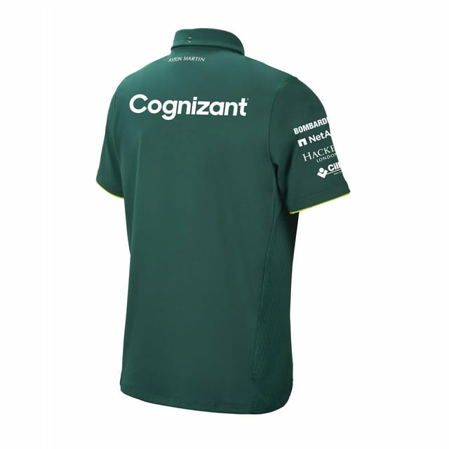 Hay pocas entidades automovilísticas tan icónicas y atemporales como Aston Martin, así que muestre su apoyo para su trascendental regreso del siglo XXI a la Fórmula 1 con la gama oficial de ropa de equipo. El equipo oficial del Polo tiene una cremallera en el cuello, así como un bolsillo de cremallera en el cofre para sostener artículos pequeños. Un collar clásico de polo ofrece una silueta elegante, mientras que una etiqueta de deportista de la bandera de la Unión agrega un toque de estilo británico, y los gráficos impresos y de patrocinador se muestran en el cofre, los hombros y la espalda.