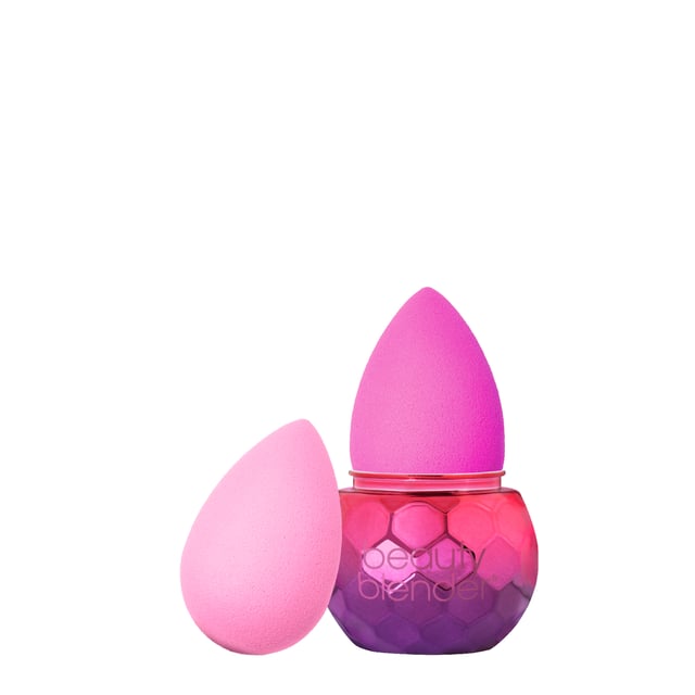 Verschenken (oder behalten!) Sie dieses luxuriöse 5-teilige Set mit Beautyblender-Essentials. Der superweiche Schaumstoff verblendet die Foundation mühelos und sorgt für ein nahtloses, hautähnliches Finish. Außerdem erhalten Sie einen Blendercleanser und einen Scrubber, um die Werkzeuge makellos zu halten, sowie einen neuen, limitierten Ständer zur Aufbewahrung Ihres Blenders.