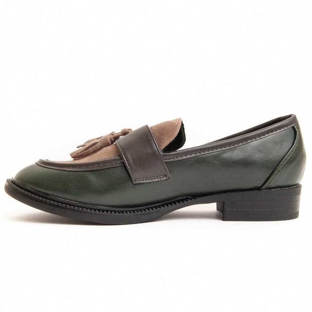 Casual moccasin for women. Comfortable fit. Made with vegan materials. Manufactured by other brands for our brand.