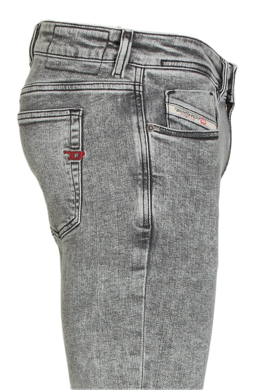 GBDeze skinny fit jeans voor heren van Diesel is gemaakt van stretchdenim. Dit 5-pocket model heeft een rits- en knoopsluiting.details van deze jeans:stijlnaam: Sleenker5-pocket