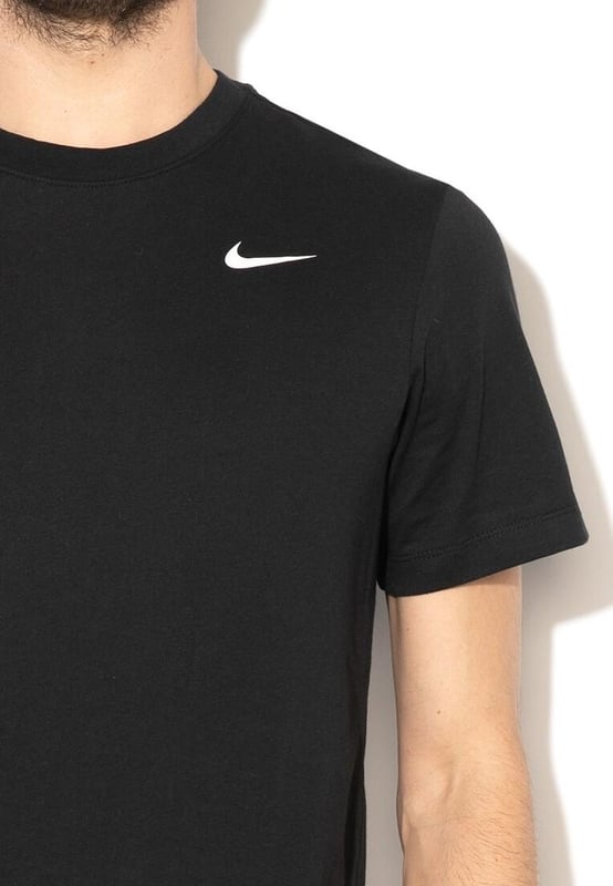 Das Nike Dri-FIT Herren Trainings-T-Shirt ist ein super weiches und komfortables T-Shirt, das sich ideal für das Laufen oder das Gewichtheben eignet. - -. Dieses Nike Herren-T-Shirt bietet Dri-FIT-Technologie, die Schweiß ableitet, sodass Sie sich trocken fühlen. - -. Darüber hinaus sorgt der Standard-Fit des Trainingsshirts für eine große Bewegungsfreiheit, damit Sie sich während jeder Wiederholung wohlfühlen. - -. Stellen Sie sicher, dass Sie für Ihr nächstes Training mit dem Nike Dri-FIT Herren Trainings-T-Shirt bereit sind.