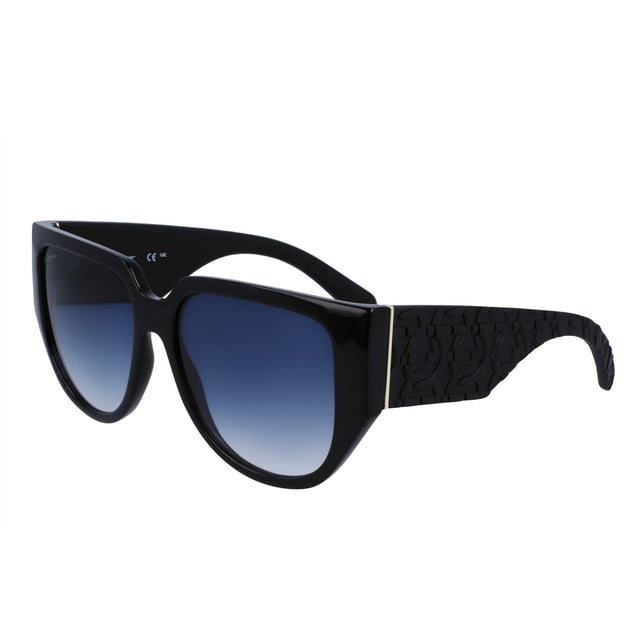 Gafas de sol SF1088SE con montura de acetato.

Forma y diseño:
- Estas gafas Salvatore Ferragamo tienen una silueta oversized.

Material de la montura:
- La montura de estas gafas está fabricada en acetato, un material plástico.
- El acetato proporciona durabilidad, flexibilidad y un acabado liso a la montura.

Patillas de acetato:
- Las patillas también están hechas de acetato, a juego con el material de la montura.
- El acetato en las patillas las hace livianas y cómodas de llevar.

Detalles de la marca:
- Grabado de la marca Salvatore Ferragamo en la lente.
- Estos elementos de diseño ayudan a identificar claramente el modelo como parte de la colección de gafas Salvatore Ferragamo.

Lentes:
- Los lentes son de alta calidad.
- Estos lentes proporcionan una excelente protección UV y una visión nítida y clara.
 Medidas: Ancho lente: 57 mm. Puente: 16 mm. Patillas: 140 mm.
 Composición: Acetato
 Cuidados:
Utiliza un paño de microfibra suave y limpio para limpiar tus gafas de sol. Este tipo de paño no rayará los lentes.
Evita usar productos de limpieza abrasivos, detergentes, alcohol o acetona, ya que pueden dañar los lentes y los tratamientos antirrefleja