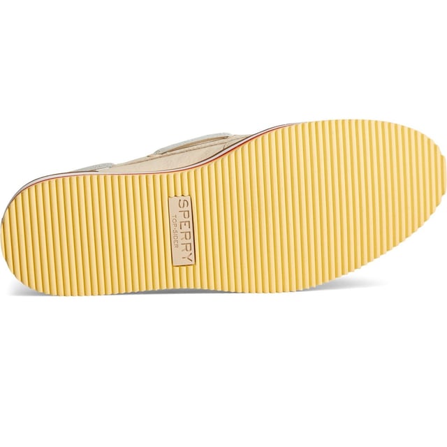 Der Authentic Original Bootsschuh - eine echte Ikone des Prep-Styles - hat alles angefangen. Jetzt mit einer aktualisierten Außensohle aus mehrfarbigem EVA-Gummi, die einen leuchtenden Farbteppich unter dem hochwertigen Lederobermaterial bildet.