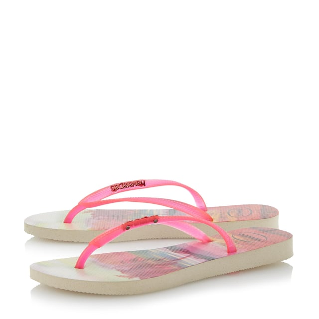 Live out your Rio summer dreams in this scenic jelly flip flop. With airbrush effect sole design and jelly straps with metallic branding. Made in Brazil with non-slip finish, heat and water resistant.