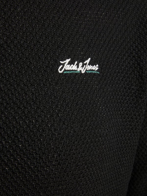 De JACK & JONES trui voor heren is zeer comfortabel en past perfect. Zacht, ademend katoen en een nauwkeurige afwerking kenmerken de mode van het merk JACK & JONES. JACK & JONES is een trots lid van het Better Cotton Initiative. Door katoenproducten van JACK & JONES te kopen, steun je een duurzamere katoenteelt.