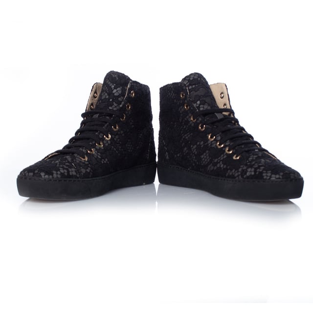 VINTAGE, RRP AS NEW
Chanel High top lace sneakers. The item is in very good condition. • CONDITION: very good condition • SIZE: 39 • INSOLE MEASUREMENTS: 25 cm• HEEL MEASUREMENTS: 3 cm PLATFORM: 2.5 cm• SHAFT HEIGHT: 11 cm WIDTH TOP: 11 cm• FABRIC: lace fabric • COLOUR: black