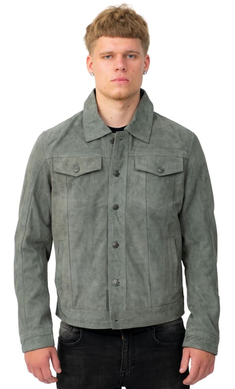 Presentamos el epítome del estilo robusto pero refinado, la chaqueta vaquera de piel de ante de cabra. Esta chaqueta única combina la durabilidad del denim con la lujosa textura de la gamuza de cabra, lo que da como resultado una pieza llamativa y versátil. Con un cuello puntiagudo y bolsillos con solapa en el pecho, exuda un atractivo clásico y atemporal. La chaqueta también cuenta con dos bolsillos adicionales en el forro para opciones de almacenamiento convenientes. Disponible en tres colores cautivadores, ofrece una gama de opciones para adaptarse a diferentes gustos. Elaborada y diseñada por expertos, esta chaqueta combina sin esfuerzo comodidad, durabilidad y estilo vanguardista. Ya sea que la uses de manera informal o elegante, la chaqueta vaquera de piel de ante de cabra seguramente dejará una impresión donde quiera que vayas. • Cuello puntiagudo para un aspecto clásico y versátil • Bolsillos con solapa en el pecho para mayor estilo y funcionalidad • Dos bolsillos en el forro para un almacenamiento conveniente • Disponible en tres colores cautivadores para adaptarse a las preferencias individuales.