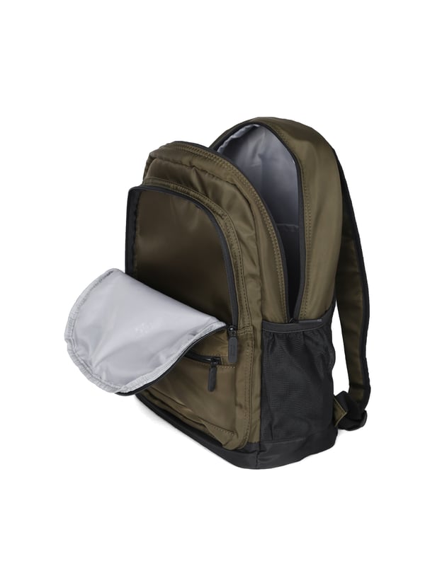 Mochila unisex. El cierre es con cremallera. Los bolsillos internos son uno abierto. Hay tres bolsillos externos con cremallera y dos laterales abiertos. Falta la correa para el hombro. El asa es de tela. Hay un compartimento interno. El material exterior es poliéster. Internamente está forrado en poliéster. Medidas: 30x16,5x40 cm. Producto de moda