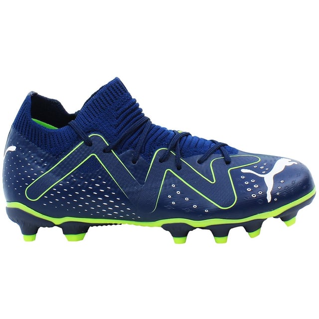 Puma Future Match FG/AG Kinderfußballschuhe, sorgfältig gefertigt, um jungen Fußballspielern außergewöhnliche Leistung und Stil auf Fest- (FG) und Kunstrasenplätzen (AG) zu bieten. Diese Schuhe sind darauf ausgelegt, Vertrauen zu schaffen und jungen Spielern zu helfen, ihr Spiel auf das nächste Level zu heben.

Hauptmerkmale:

Vielseitige Sohle: Die FG/AG-Sohle ist speziell entwickelt, um Traktion und Stabilität auf festem Boden und Kunstrasen zu gewährleisten. Mit strategisch platzierten Stollen und Rillen bietet diese Sohle optimalen Grip und Manövrierfähigkeit, sodass junge Spieler sich nahtlos an verschiedene Platzbedingungen anpassen können.

DynamicFit-Obermaterial: Diese Schuhe sind mit Pumas DynamicFit-Technologie ausgestattet, die ein Obermaterial bietet, das außergewöhnlichen Halt und Stabilität bietet. Dies gewährleistet präzise Reaktionsfähigkeit und Beweglichkeit während schneller Aktionen auf dem Platz und gibt jungen Spielern das Vertrauen, jede Herausforderung anzunehmen.

GripControl-Technologie: In das Obermaterial integriert, verbessert Pumas GripControl-Technologie das Ballhandling und die Kontrolle, was es jungen Spielern ermöglicht, den Ball zu halten und präzise Pässe und Schüsse mit Leichtigkeit auszuführen. Ob bei nassen oder trockenen Bedingungen, diese Schuhe bieten zuverlässigen Grip und Kontrolle.

Kinderfreundliches Design: Die Future Match Kinderfußballschuhe verfügen über ein kinderfreundliches Design mit lebendigen Farben und modernem Stil. Sie sind darauf ausgelegt, Vertrauen und Kreativität auf dem Platz zu inspirieren, und setzen ein mutiges Statement, während sie Spitzenleistung bieten.

Zusammenfassend kombinieren die Puma Future Match FG/AG Kinderfußballschuhe innovative Technologie mit stilvollem Design, um jungen Athleten zu ermöglichen, auf verschiedenen Oberflächen ihr Bestes zu geben. Erleben Sie unvergleichlichen Komfort, Agilität und Kontrolle mit jedem Schritt und lassen Sie die nächste Generation von Fußballstars auf dem Platz erstrahlen.