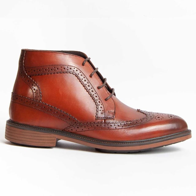 Garantía Purapiel, 10 años de garantía. Bota para hombre. Fabricado en cuero 100% natural libre de Cromo VI. Materiales de máxima calidad. Suela de goma antideslizante. Plantilla acolchada. Fabricado por otras marca para nuestra marca. Medidas aproximadas: 12 cm alto de caña y 10 cm ancho de caña.