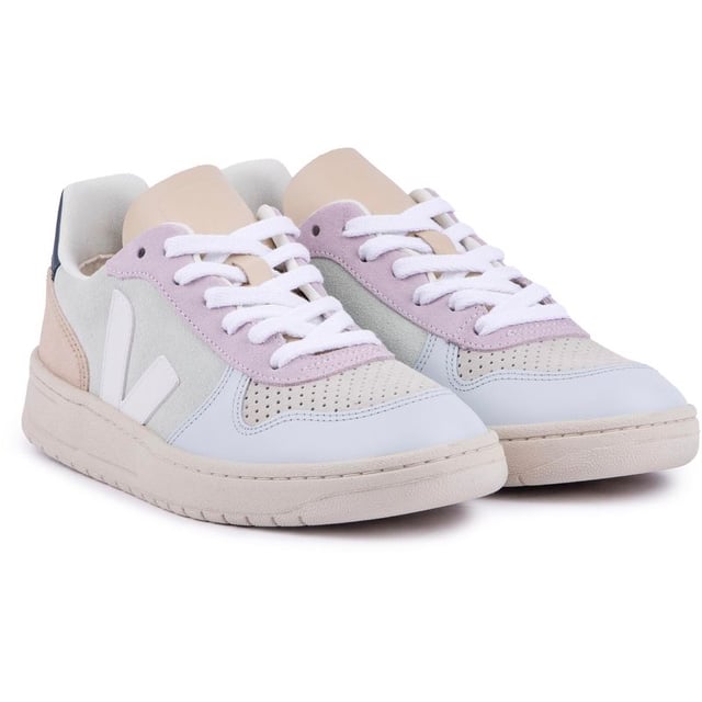 Een iconische sneaker in een gloednieuwe pastelkleur. de V10 suède en leren damessneaker van het cultmerk Veja zal je look zeker opvrolijken dit seizoen. Het klassieke silhouet is vervaardigd met behulp van ecologische en duurzame methoden in Brazilië en aangevuld met zachtgekleurde details en een wit V-logodetail.