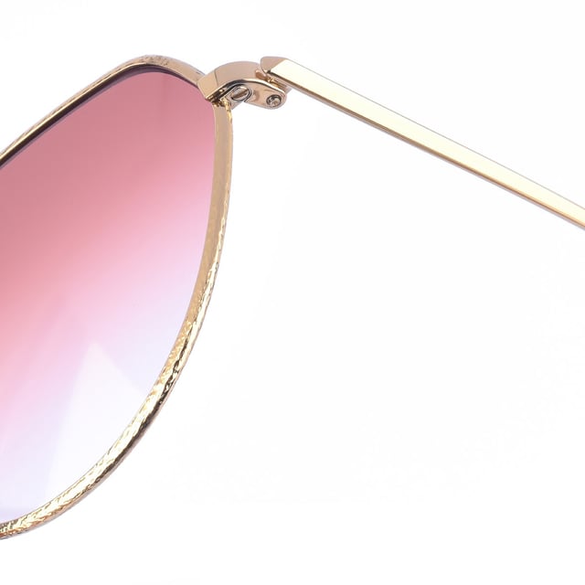 Sonnenbrille mit Metallrahmen.
 Rechteckige Form.
 Metallbügel mit Acetat-Finish und eingraviertem Markennamen.
 100%iger UV-Schutz.
 Antireflektierende Gläser.
 Markendetail auf dem Nasenpad.
 Enthält: Alle unsere Produkte werden in der Originalverpackung geliefert.
 Maße: Höhe der Gläser: 44 mm. Breite des Glases: 60 mm. Steg: 13 mm. Bügel: 140 mm.
 Zusammensetzung: Metall
 Pflege:
Reinigen Sie die Gläser mit Wasser und Seife.
 - Verwenden Sie keine schmutzigen oder scheuernden Tücher, da diese die Eigenschaften der Filter verändern können.
 - Verwenden Sie nur Originalzubehör und -ersatzteile.