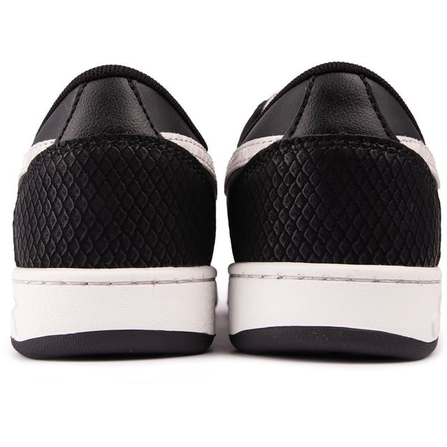 Un clásico de la corte. Las zapatillas Magic Basket Low de Diadora tienen un diseño inspirado en el baloncesto del 80 con un aire urbano digno de la calle. La parte superior de gamuza suave y cuero se acentúa con lo imperdible. Marcas y logotipos icónicos. mientras que una entresuela que absorbe los impactos mantiene tus pies cómodos todo el día.