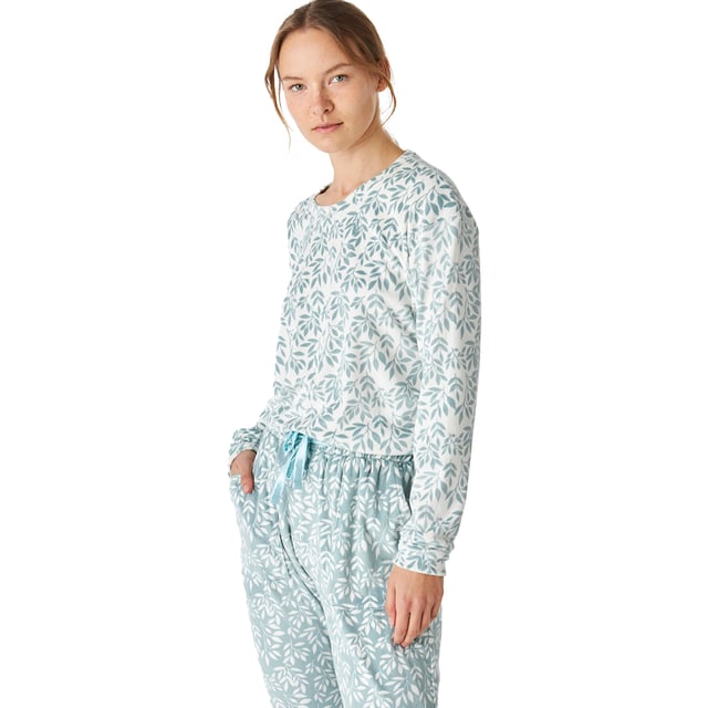 Långärmad pyjamas för kvinnor med en elegant och bekväm design, perfekt för att slappa eller koppla av hemma.\n\n Pyjamasen är tillverkad av mjuk sammet och är idealisk för svala nätter och ger en känsla av exceptionell värme och komfort.\n\n Den moderna och sofistikerade designen anpassar sig perfekt till den kvinnliga figuren och förstärker silhuetten med en elegant och avslappnad stil.\n\n Setet består av en långärmad topp med en fin rund halsringning och matchande byxor med en elastisk midja som kan justeras med dragskor, vilket ger rörelsefrihet.\n\n Tonala, synliga sömmar ger en subtil men elegant detalj.\n\n Njut av sammetens mjukhet och en design som kombinerar mode och funktionalitet. Perfekt att ge bort i present eller skämma bort sig själv med.\n Sammansättning: Skjorta: 95% polyester, 5% spandex; Byxor: 95% polyester, 5% spandex\n Skötsel:\n-Tvätta på en skonsam cykel.\n -Använd alltid kallt eller varmt vatten.\n -Använd inte torktumlare. Det är bättre att lufttorka.\n -Stryk vid behov på låg temperatur.\n -Använd inte blekmedel.