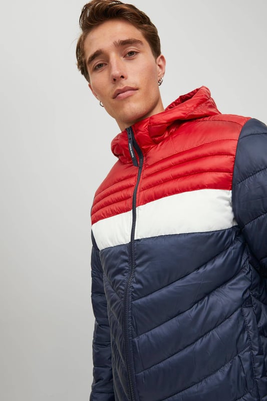 Eine tolle Steppjacke für Herren von der Marke JACK & JONES. Sehr angenehm zu tragen, bequem, warm und sportlich geschnitten zugleich. Kann mit vielen Kleidungsstücken kombiniert werden. Der hohe Kragen und die Kapuze halten den Wind von den Ohren und dem Hals fern. Zwei Seitentaschen bieten Platz für Habseligkeiten.
