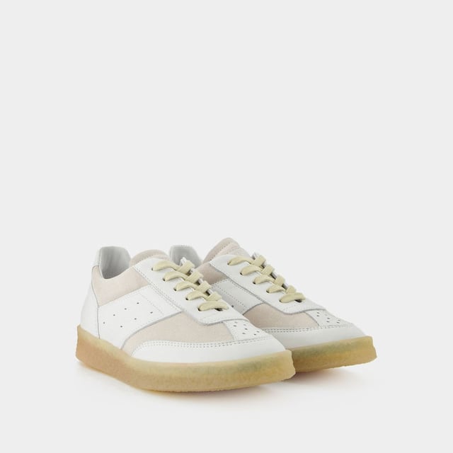 Dieses Paar weißer Sneakers von Mm6 Maison Margiela ist ein Muss für jeden Kleiderschrank. Mit den kontrastierenden beigen Aufnähern können Sie sie zu einer einfachen Jeans oder einem Minikleid tragen! Farbe: weiß - White/Silver Birch. Hauptmaterial: glattes Kalbsleder. Material Sohle: Gummi. Verschluss: Schnürsenkel auf der Oberseite. Form der Kappe: rund offen. Fällt normal aus - Sizing: Europäisch.