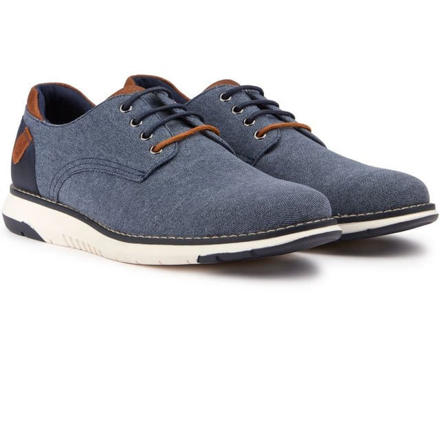 Hush Puppies Bruce Zapatos Adopte el estilo y la comodidad de todos los días con los zapatos con cordones Bruce de Hush Puppies. Estos zapatos textiles de color azul cuentan con una suela de goma para mayor tracción, una lengüeta de cuero en el talón para ponerlos y quitarlos fácilmente y lucir elegante, y la plantilla cómoda característica de Hush Puppies que amortigua cada paso. Los cordones gemelos te permiten personalizar el ajuste, mientras que la marca sutil añade un estilo refinado. Con su silueta elegante y versatilidad, los zapatos Bruce mantendrán tu look fresco desde los recados del día laboral hasta las salidas de fin de semana.