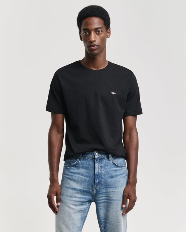 This T-shirt is crafted in soft cotton and features a regular, comfortable fit. An elevated and sporty basic, details include a ribbed crew neck, piping detailing and Gant's iconic Archive Shield graphic embroidered at the chest.
Regular fitCrew neckShort sleevesGANT graphic embroidered at chest 
2004086