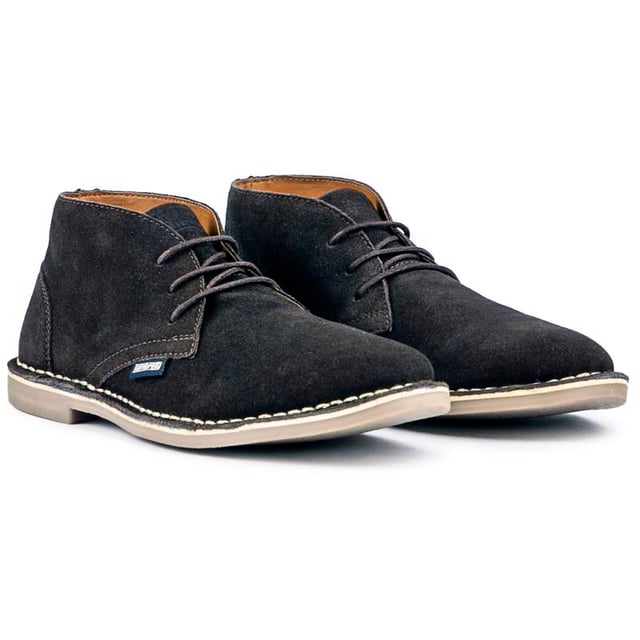 Dress up of down met deze typische Desert boots Chiswick van Lambretta met een bovenwerk van bruin suède. comfortabele rubberen zool en gestikte details. Of je nu naar je werk gaat of weekendkleding draagt. deze schoenen passen perfect bij vele gelegenheden.