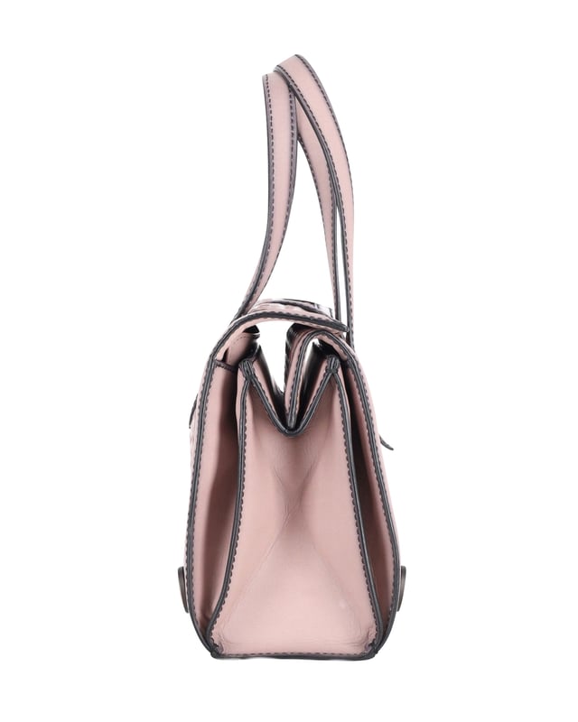 VINTAGE, RRP AS NEW
This smooth and woven calfskin tote bag from Bottega Veneta features an innovative compartment design. The double-handle stems from the top of the bag, making this compact tote easy to carry around. The accordion opening opens up to reveal a full lining with zip and open pockets for organizing essential items. Cop this classic beauty for your next every day or office bag! 
Bottega Veneta Double-Handle Woven Tote Bag in Pink Calfskin Leather
Condition: Very good with dust bag
Sign of wear: Light wear, no visible defects
Material: Calfskin leather 
Color: Pink
Size: 
WIDTH: 100 mm
LENGTH: 250 mm
HEIGHT: 200 mm
SKU: 260543