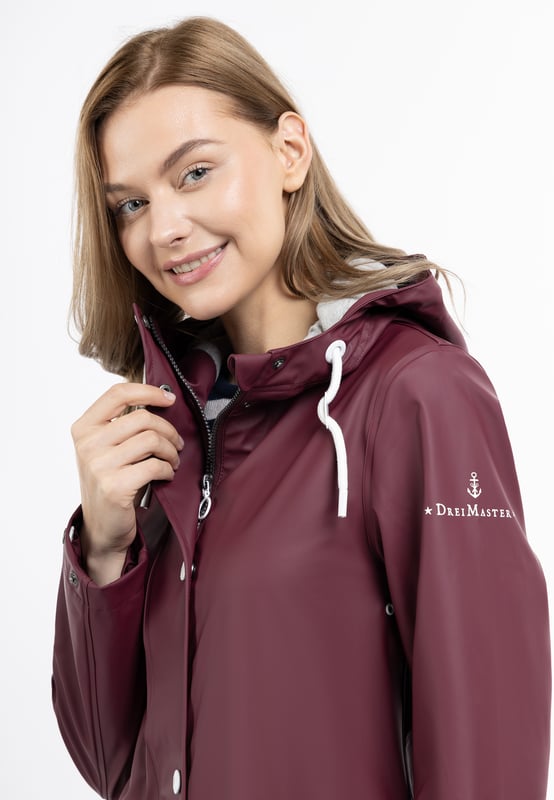 keine Füllung  An regnerischen Tagen bietet diese klassische Regenjacke von DreiMaster Maritim wunderbaren Schutz. Das beschichtete Material ist wind- und wasserdicht und lädt bei allen Witterungslagen zu einem Spaziergang ein. Die leicht taillierte, mittellange Form bietet mit der breiten Kapuze und den stylishen Kordeln einen zusätzlichen Regenschutz. Auch die Druckknopfleiste über dem Reißverschluss sowie die schrägen Pattentaschen optimieren die Jacke in puncto Wetterfestigkeit. Ein angenehmes Tragegefühl erzeugt das weiche Jersey-Innenfutter. Das labeltypische Ankermotiv auf den Druckknöpfen steht sinnbildlich für maritimes Flair und Design.  Regenjacke