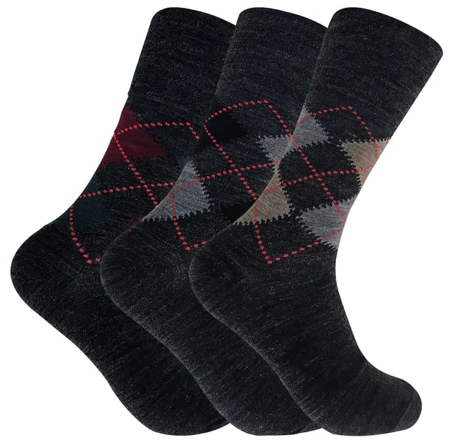 Een traditionele argyle wollen sok is altijd beschouwd als een van de essentiële items in de sokkenla van elke man, vooral als hij regelmatig van het buitenleven geniet. Als je op zoek bent naar een warme sokken zonder elastiek sok, dan zijn deze sokken geweldig voor jou. Dit 3-pack biedt een zacht gevoel op de voet, bescherming op ruw terrein en warmte om de natuurlijke lichaamswarmte vast te houden die door je voeten wordt gecreëerd. Een niet-elastisch honingraatbreisel aan de bovenkant van de sokken zorgt voor een losse bovenkant die je benen niet vernauwt en goed is voor de bloedsomloop. Ze zijn ook gemaakt van een lamswolmix die zorgt voor een zacht kussen rond de voet. De lamswolmix die in de productie van deze sokken is verwerkt, geeft ze het thermo vermogen om je voeten langdurig warm te houden bij koude temperaturen, wat betekent dat je langer comfortabel en warm van het buitenleven kunt genieten. De traditionele argyle-patronen die beschikbaar zijn, zijn er in 2 opties, een bruine mix en een grijze mix. Eén maat is verkrijgbaar in 39-45 EU en ze zijn gemakkelijk wasbaar in de machine. Extra productdetails * Niet-elastische sokken van lamswolmix * 2 kleuren om uit te kiezen * Maat 39-45 EU * Geavanceerde breitechnologieën * Houd voeten langer warm * Traditionele geruite patronen * Niet-elastische bovenkant om de bloedsomloop te bevorderen * 55% acryl 25% wol 18% polyester 2% Elastaan ​​Lycra * Machinewasbaar