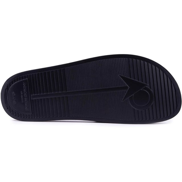 Luce fresco e informal en la piscina, en la playa o mientras descansas con estas chanclas negras para hombre de Android Homme Laguna Beach. Esta sandalia de diseño presenta una correa ancha con la marca y una plantilla moldeada. Relájese con estilo, de vacaciones o en casa.