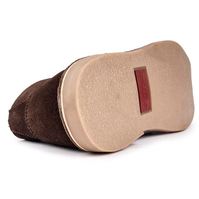 Dress up of down met deze typische Desert boots Chiswick van Lambretta met een bovenwerk van bruin suède. comfortabele rubberen zool en gestikte details. Of je nu naar je werk gaat of weekendkleding draagt. deze schoenen passen perfect bij vele gelegenheden.