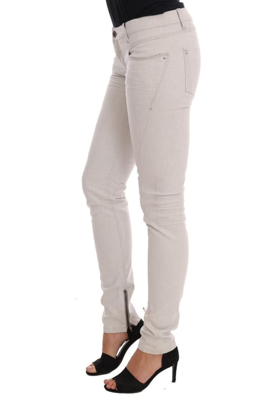 A estrenar con etiquetas.
  Vaqueros CNC 100% autenticos de CoSTUME NATIONAL CNC.
  Corte entallado.
  Color: Blanco.
  Material: 98% algodon 2% elastano.
  Bragueta: Cremallera y boton.
  Detalles del logotipo.
  Fabricado en Italia.