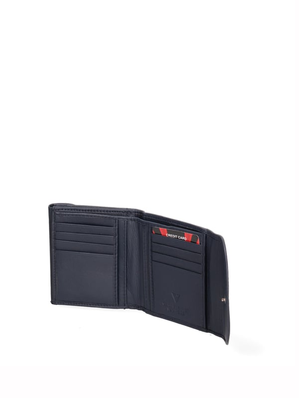 Cartera de hombre. El cierre es con botón de presión. Los bolsillos internos son tarjeteros y porta billetes. Los bolsillos externos son uno frontal con botón magnético. Falta la correa para el hombro. Falta el mango. Hay un compartimento interno. El material exterior es 100% Piel Auténtica. Internamente está forrado en piel auténtica. Medidas: 10x9x2,5 cm. Producto de moda