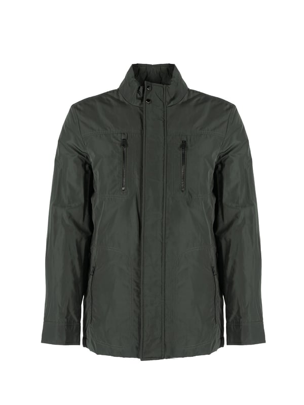 El estilo sencillo es la combinación perfecta de clásico y moderno, lo que hace que esta chaqueta se adapte perfectamente a diversos estilos, desde casual hasta más elegantes, manteniendo su carácter único y minimalista.

En el cuello alto, que añade elegancia a la chaqueta y proporciona protección adicional contra el viento, puedes confiar en los días más fríos, y su diseño sutil hace que la chaqueta gane en universalidad y sea ideal para cualquier ocasión.

Con una capucha oculta en el cuello, este elemento práctico permite una rápida adaptación a los cambios del tiempo, ofreciendo protección contra la lluvia cuando más lo necesitas, sin renunciar a la estética.

Cerrada con una cremallera logotipada y botones a presión, la chaqueta no solo proporciona un cierre seguro y cómodo, sino que también constituye un acento elegante, que subraya sutilmente su carácter de marca.

En el frente, cuatro bolsillos con cremallera ofrecen no solo mucho espacio para los elementos esenciales, sino también garantizan la seguridad de los objetos almacenados, permitiéndote disfrutar de plena funcionalidad y comodidad diaria.

Ajustable con cordones en la cintura, la chaqueta permite un ajuste perfecto al cuerpo, lo que no solo resalta su aspecto moderno, sino que también proporciona confort adicional, adaptándose a tus necesidades individuales.

En la manga izquierda, un detalle de la marca constituye una referencia sutil, pero clara, a la marca, añadiendo prestigio a la chaqueta y destacando su exclusividad, lo que seguramente atraerá la atención de aquellos que valoran los detalles de marca.

Hecha de un tejido de alta calidad, transpirable y resistente al agua, la chaqueta no solo proporciona comodidad térmica y protección contra la humedad, sino que también cuida la adecuada circulación del aire, lo que la hace una opción ideal para diversas condiciones climáticas.