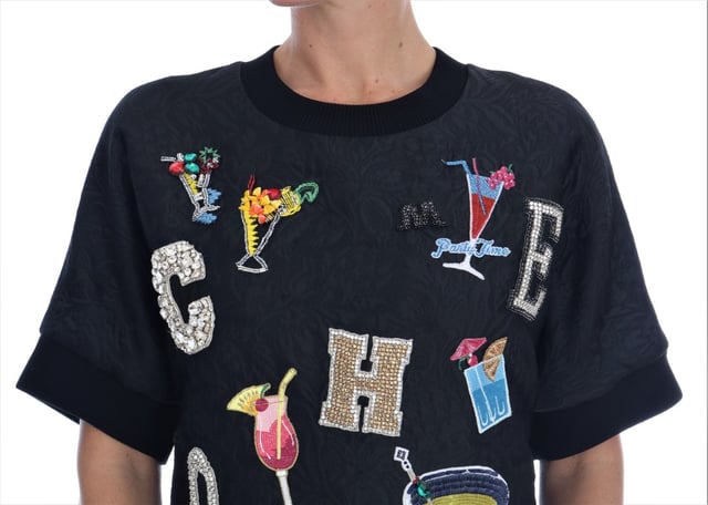 Helt ny med etiketter  
Kortärmad crewneck-pullovertröja  
Svart färg med flerfärgad cocktailmotiv med kristallprydd broderi  
Logodetaljer  
Tillverkad i Italien  
Materialkomposition: 21% bomull, 60% polyester, 19% siden