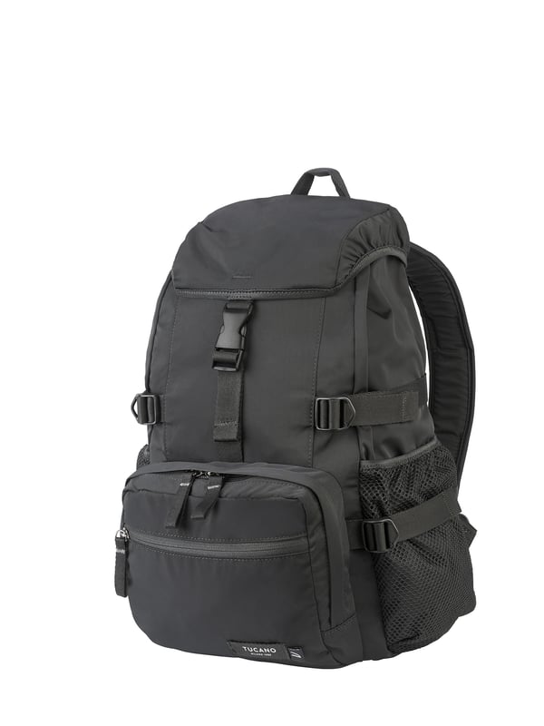 unisex rugzak met gespsluiting. één open binnenzak. twee ritssluitingen aan de voorkant en twee open zijritsen met externe zakken. ontbrekende schouderband.  Handvat van gerecycled polyethyleentereftalaat. een binnencompartiment.  extern materiaal.  Binnenkant van gerecycled polyethyleentereftalaat. Afmetingen: 28x37x15 cm. Modeproduct
