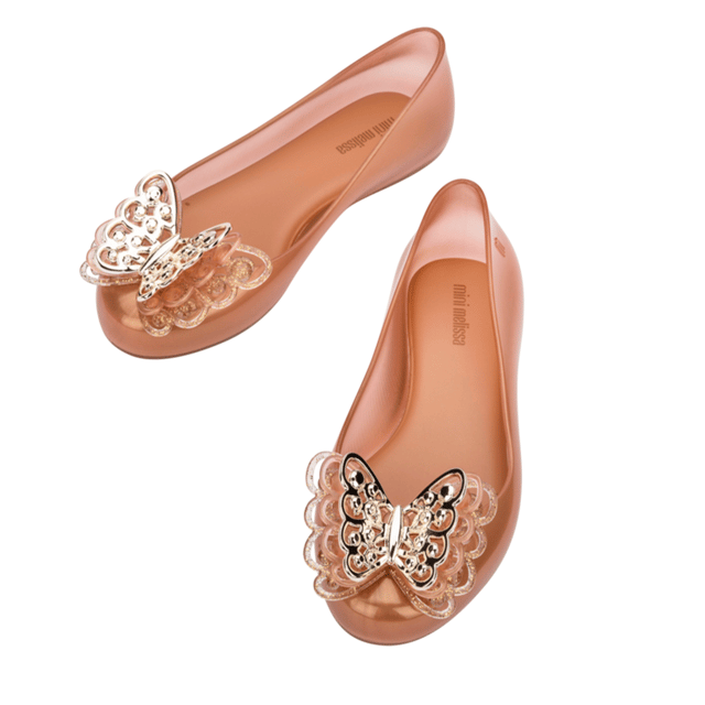 Keep your childs feet happy and dazzling with the Melissa Sweet Love Fly ballerinas! Delicate and charming, they have injected glitter details on the upper and on the sole. The highlights are the two butterflies on the vamp - the bottom one has small sparkly details, and the top one is a sophisticated silver.