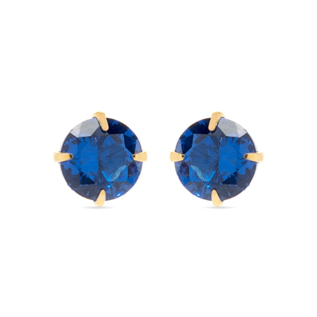 Otieno oorbellen in 925 sterling zilver en blauwe topaas hydrothermale kwarts met 18 karaat geelgouden plating. De naam van de serie ondersteunt dit: ATELIER Colour. Sieraden die zich overgeven aan een atypisch ontwerp dat deze sensuele ontwerpen in een bevoorrechte positie heeft geplaatst: onderdeel van de garderobe van de hedendaagse vrouw. Het ontwerp bestaat uit gekleurde zirkonia's die zorgvuldig met de hand zijn gemaakt op een 925 sterling zilveren basis.  Een herdefinitie van juweelontwerp dat zich materialiseert in strakke en eenvoudige ontwerpen. Creaties die vrouwelijke uniciteit uitdrukken: ready-to-wear.