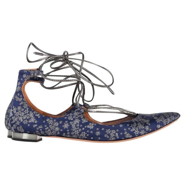 VINTAGE, RRP AS NEW
Indulge in sophisticated charm with the Aquazzura Christy Ballet Flats in Floral Navy Blue Leather. Crafted from luxurious navy blue leather adorned with floral patterns, these flats offer a blend of elegance and whimsy. The iconic lace-up design and pointed toe silhouette create a flattering and feminine look, perfect for both casual outings and special occasions.

Aquazzura Christy Ballet Flats in Floral Navy Blue Leather
Condition: Very good
Signs of wear: Include Box., Minor markings, Lightly used but very well maintained. Minor mark at soles & creasing, light scuffing at the soles and heels.
Packaging: Box, Dust bag
Color: Blue | navy blue
Material: 
Size: EU/IT40, US10, UK8
Measurements: Insole length: 310
SKU: NAPPUGBSH370340W