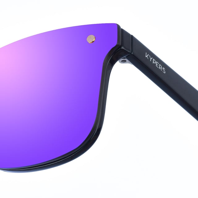 Gafas de sol Kypers con montura de Nylon.
Color Negro
Forma ovalada.
Lentes de color Rosa
Patillas de Nylon y acabado en acetato, con el nombre de la marca grabado en aplicación metálico.
100% Protección UV. 
Cristales antirreflejo.
Incluye una funda de tela de protección.

Medidas  Alto lente: 45 mm
Ancho lente: 50 mm.
Puente: 20 mm.
Patillas: 150 mm.

Limpieza y manutención:
-Limpiar las gafas con agua y jabón (neutro).
- No utilice paños sucios o abrasivos, que puedan alterar las características de los filtros.
- Utilice solo accesorios y repuestos originales.