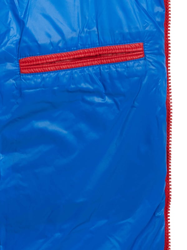 100% poliamida; chaqueta Tommy Hilfiger; Modelo: RE0RE00102645; Cuello alto con capucha extraíble; Cremallera; Dos bolsillos delanteros; Un bolsillo interior; Detalles del logo de Tommy Hilfiger