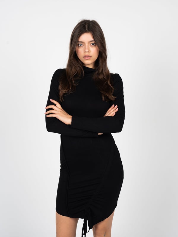 El color uniforme hace que este producto sea extremadamente elegante y fácil de combinar con diferentes estilos, tanto para el día a día como para ocasiones más formales.

Los puños ajustados en la parte inferior que acentúan la cintura, agregan elegancia a la figura y hacen que la prenda se ajuste perfectamente al cuerpo, destacando sus formas naturales.

La manga larga proporciona comodidad en días más fríos, y al mismo tiempo añade clase y elegancia a cualquier estilo.

Producido en Italia, lo que garantiza la más alta calidad de fabricación y el uso de los mejores materiales, con atención a cada detalle, incluso el más pequeño.