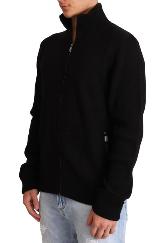 Stunning black cashmere sweater with logo details
  Full zip closure
  Two front pockets with zipper closure
  Made in Italy
  Crafted with 98% cashmere and 2% nylon
  High craftsmanship
Material: 98% Cashmere 2% Nylon