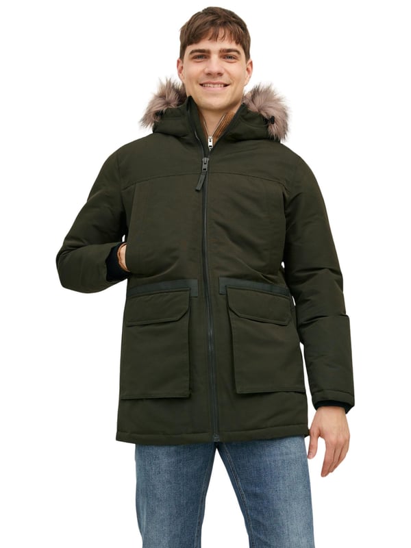Con la parka de Jack & Jones estarás perfectamente equipado para los días de invierno. Esta parka te protege del viento y de las inclemencias del tiempo, ya que es repelente al agua y tiene una capucha desmontable con piel sintética. Te mantiene bien abrigado, ya que está confeccionada con un tejido grueso y forrada con falso plumón. Te da un aspecto moderno, ya que tiene mangas largas clásicas y puños de tormenta que garantizan un ajuste ceñido. Ofrece mucho espacio de almacenamiento, ya que tiene bolsillos laterales con cremallera, un bolsillo interior y dos bolsillos adicionales. Se cierra bien, ya que tiene una cremallera entera con puños de canalé. Es cómoda de llevar, ya que está confeccionada con materiales de alta calidad. La parka Jack & Jones es una parka elegante y funcional que combina con cualquier conjunto.